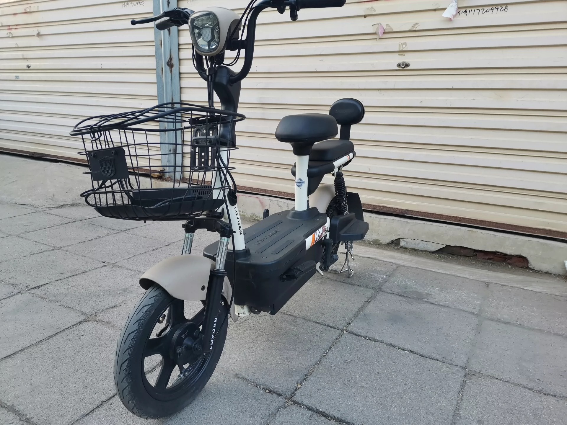 九成新绿源48v20ah新国标电动车，去年2399旧车置换的，一直骑着很爱惜，电池没超保，昨天去专卖店换了一组石墨烯电池，这个天气正常骑行80里路没问题，冬天开